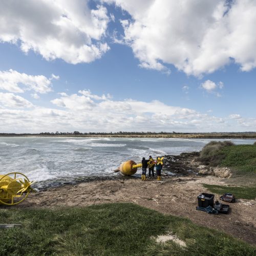 Preparativi prima dello spostamento della boa pronta per essere posizionata in mare