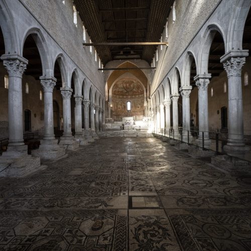 Entrata della basilica con pavimenti mosaicati