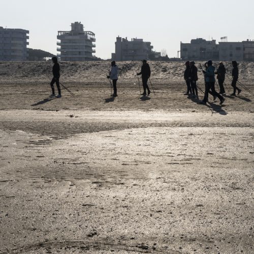 Abitanti passeggiano sulla spiaggia