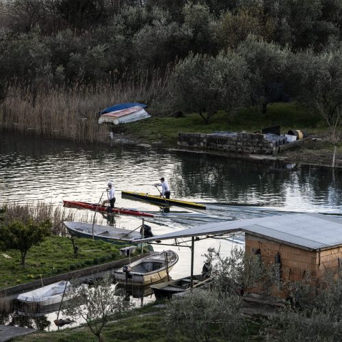 Attività di canotaggio e agricoltura nella laguna