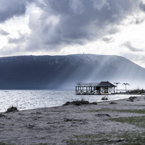 Molo sul mare nell'area lagunare