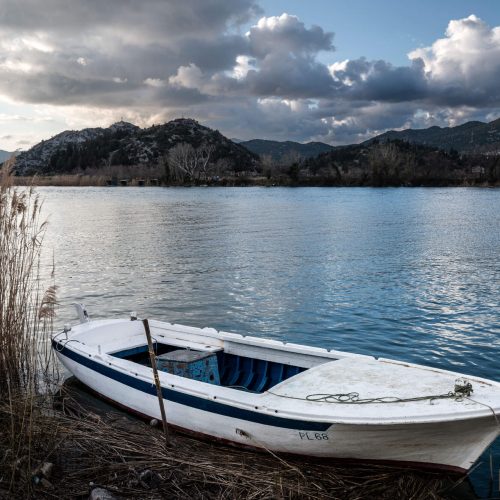 Una barca ormeggiata nella laguna del fiume Neretva